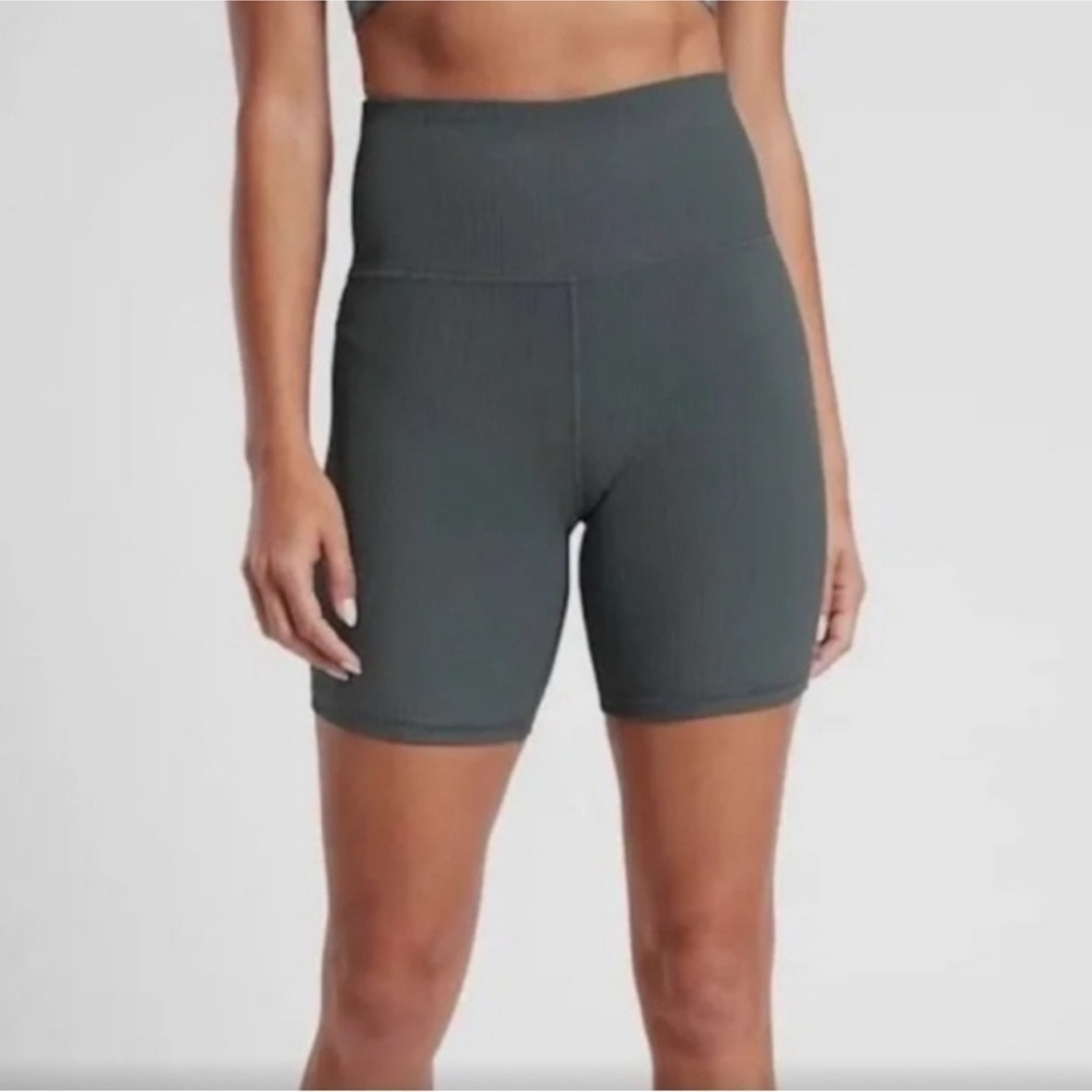 NWOT - Athleta Elatation Rib 7" Short - army green - size XS